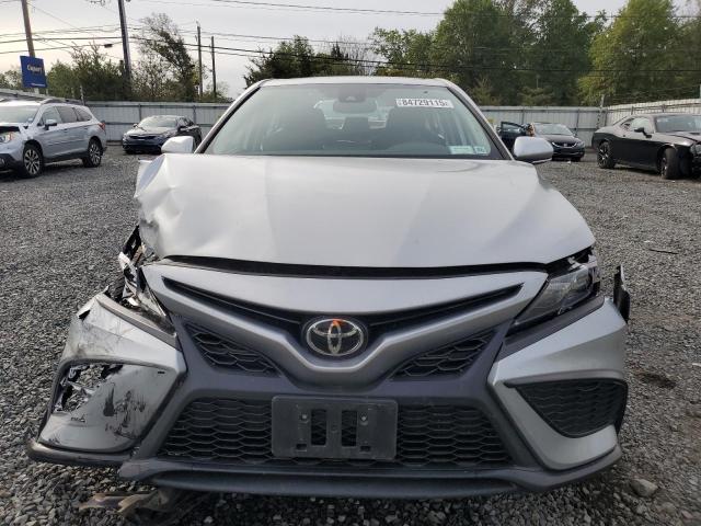 4T1T11BK6NU060794 - 2022 TOYOTA CAMRY SE SILVER photo 5