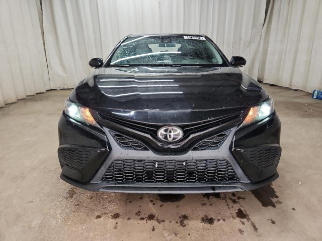 4T1G11AK6NU643028 - 2022 TOYOTA CAMRY SE 黑色 照片 5