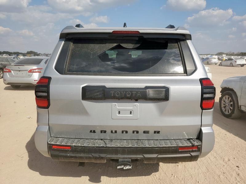 JTEVA5AR3S5002713 - 2025 TOYOTA 4RUNNER SR5 银色 照片 6