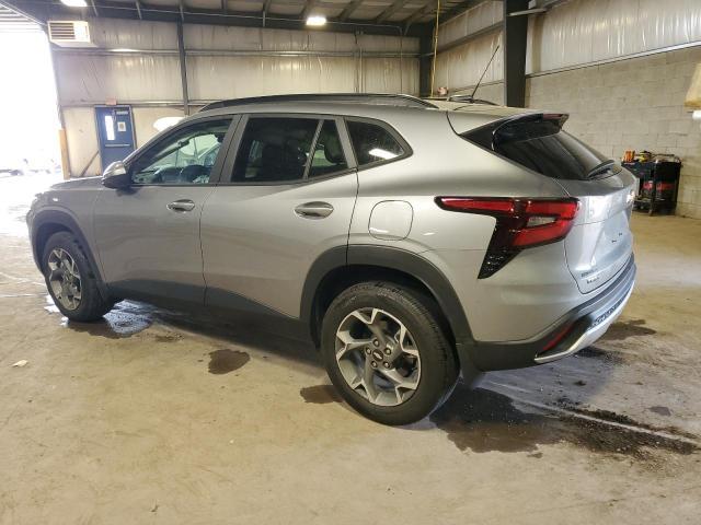 KL77LHE25RC106449 - 2024 CHEVROLET TRAX 1LT GRAY photo 2