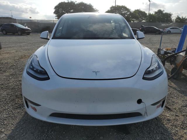 7SAYGDEE8PA068598 - 2023 TESLA MODEL Y Weiß Foto 5