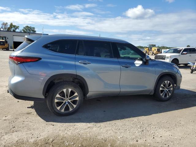 5TDGZRAH8NS128794 - 2022 TOYOTA HIGHLANDER XLE Blau Foto 3