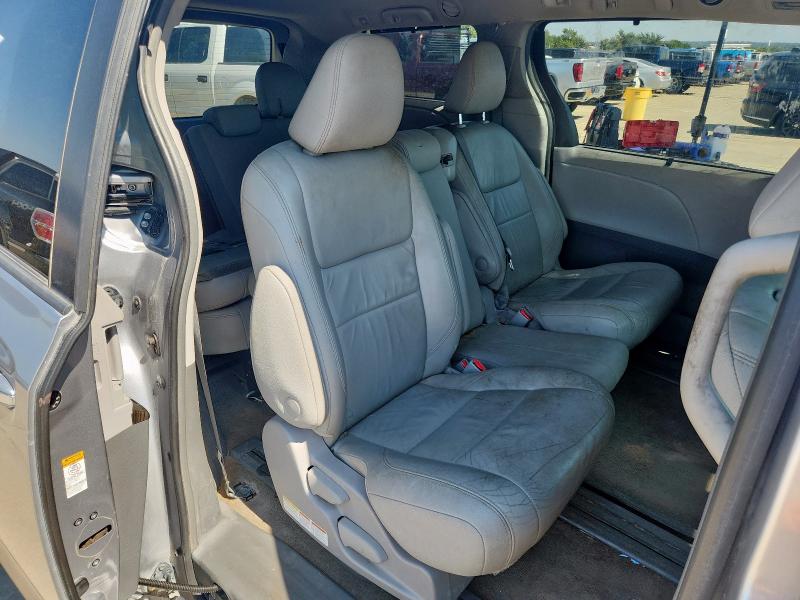 5TDYZ3DC3JS920329 - 2018 TOYOTA SIENNA XLE Srebrny zdjęcie 11