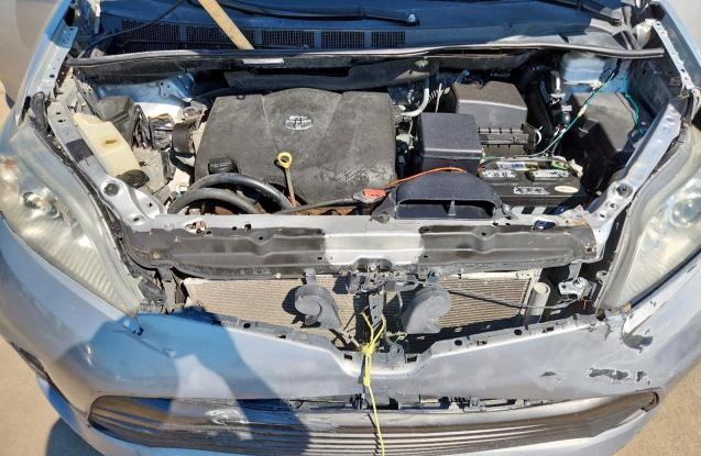 5TDYZ3DC3JS920329 - 2018 TOYOTA SIENNA XLE Srebrny zdjęcie 12