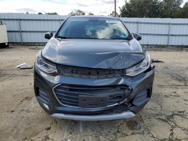 KL7CJPSB2JB718170 - 2018 CHEVROLET TRAX 1LT رمادي صورة 5