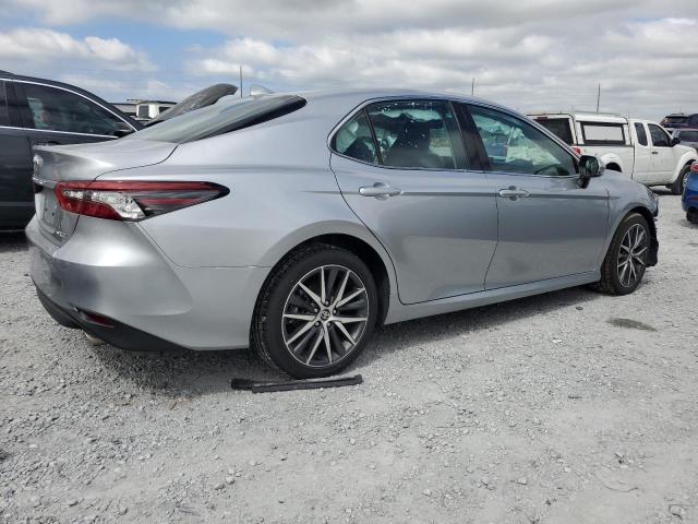 4T1F11AK7RU895016 - 2024 TOYOTA CAMRY XLE SILVER photo 3