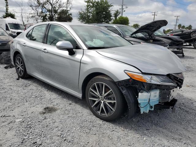 4T1F11AK7RU895016 - 2024 TOYOTA CAMRY XLE SILVER photo 4