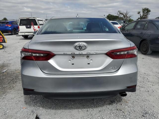 4T1F11AK7RU895016 - 2024 TOYOTA CAMRY XLE SILVER photo 6
