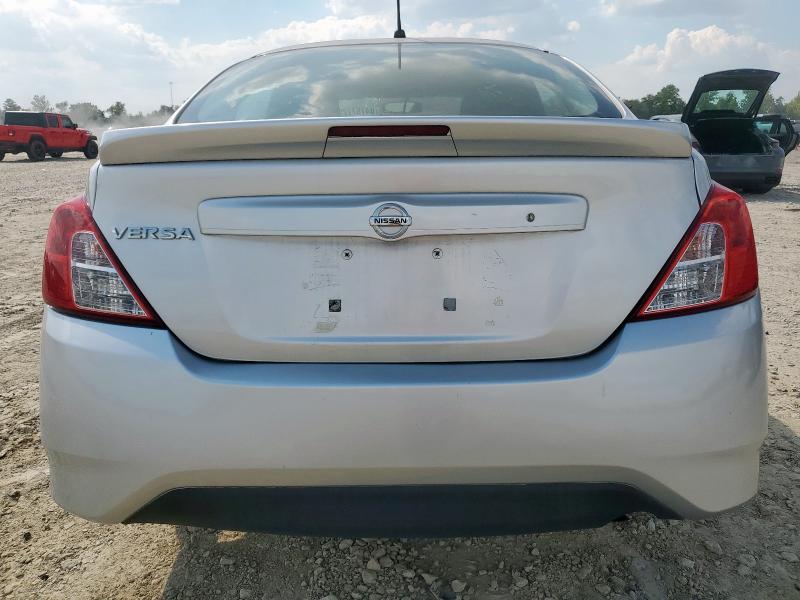 3N1CN7AP4JL858033 - 2018 NISSAN VERSA S Gümüş foto 6