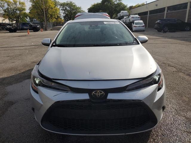 5YFEPMAE2MP209447 - 2021 TOYOTA COROLLA LE Grau Foto 5