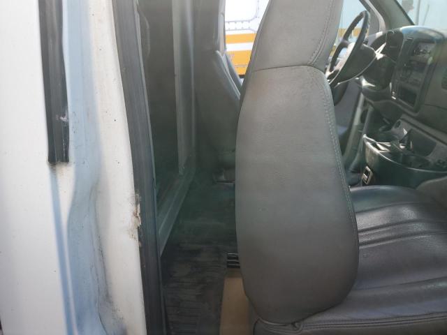 1GBJG31R1Y1222894 - 2000 CHEVROLET EXPRESS G3 WHITE photo 11