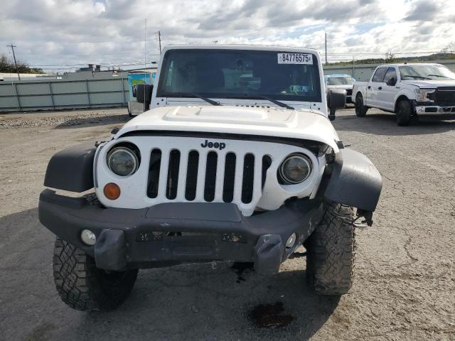 1C4BJWEG4DL598936 - 2013 JEEP WRANGLER U SAHARA 白色 照片 5