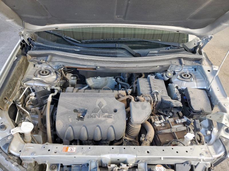 JA4AD3A34KJ001159 - 2019 MITSUBISHI OUTLANDER SE Silber Foto 12