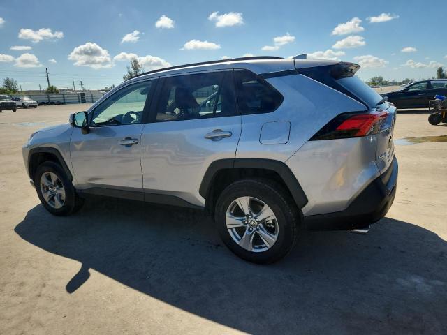 2T3W1RFV3RC290551 - 2024 TOYT RAV4 XLE Gümüş foto 2