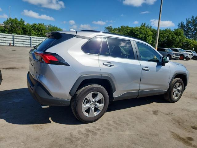 2T3W1RFV3RC290551 - 2024 TOYT RAV4 XLE Gümüş foto 3