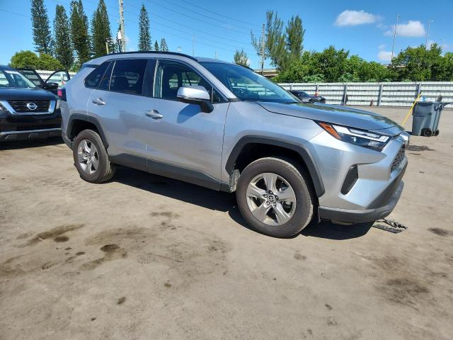 2T3W1RFV3RC290551 - 2024 TOYT RAV4 XLE Gümüş foto 4