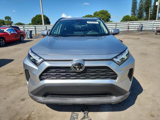 2T3W1RFV3RC290551 - 2024 TOYT RAV4 XLE Gümüş foto 5