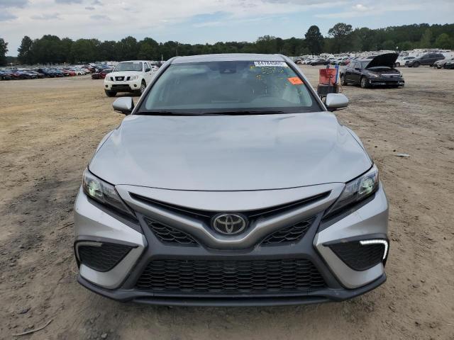 4T1G11AK3PU800808 - 2023 TOYOTA CAMRY SE NIGHT SHADE SILVER photo 5