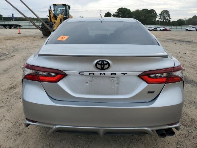 4T1G11AK3PU800808 - 2023 TOYOTA CAMRY SE NIGHT SHADE SILVER photo 6