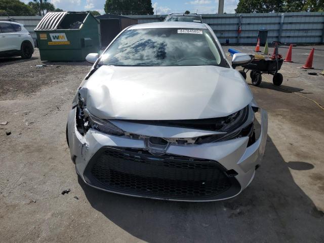 JTDEPMAE9NJ211556 - 2022 TOYOTA COROLLA LE Արծաթագույն լուսանկար 5
