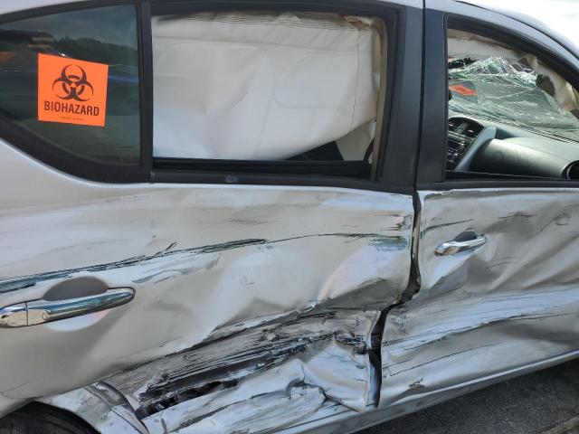 3N1CN7AP1JL823661 - 2018 NISSAN VERSA S 银色 照片 10