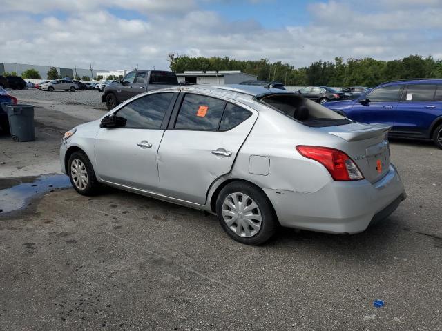 3N1CN7AP1JL823661 - 2018 NISSAN VERSA S 银色 照片 2