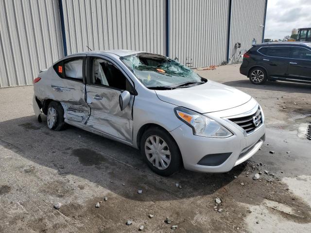 3N1CN7AP1JL823661 - 2018 NISSAN VERSA S 银色 照片 4