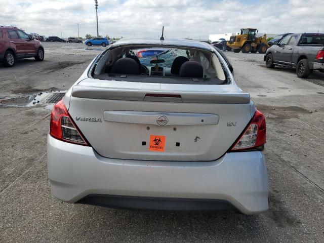 3N1CN7AP1JL823661 - 2018 NISSAN VERSA S 银色 照片 6