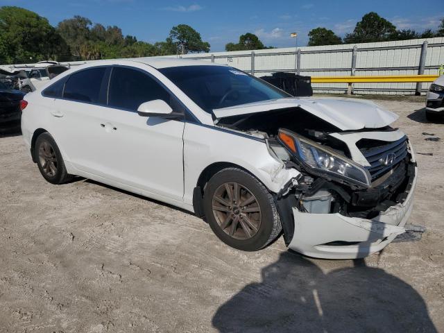 5NPE24AF2FH153565 - 2015 HYUNDAI SONATA SE WHITE photo 4