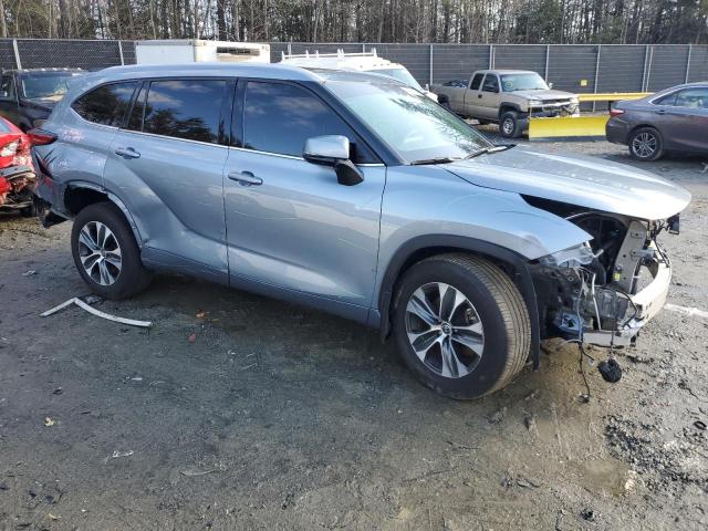 5TDGZRBH4NS246436 - 2022 TOYOTA HIGHLANDER XLE SILVER photo 4