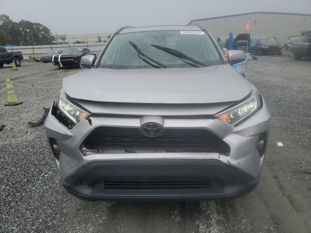 2T3W1RFV7MC162144 - 2021 TOYOTA RAV4 XLE Gümüş fotoğraf 5