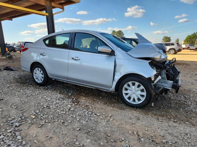 3N1CN7AP2JK443699 - 2018 NISSAN VERSA S Gümüş fotoğraf 4