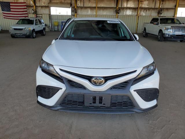 4T1G11AK4RU842049 - 2024 TOYOTA CAMRY SE NIGHT SHADE WHITE photo 5