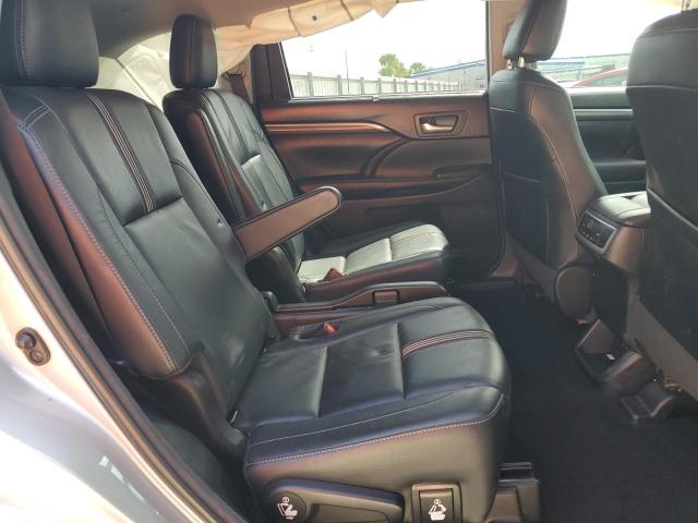 5TDKZRFHXJS541927 - 2018 TOYOTA HIGHLANDER SE Серебристый фото 11