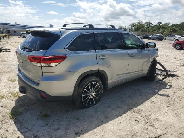5TDKZRFHXJS541927 - 2018 TOYOTA HIGHLANDER SE Серебристый фото 3