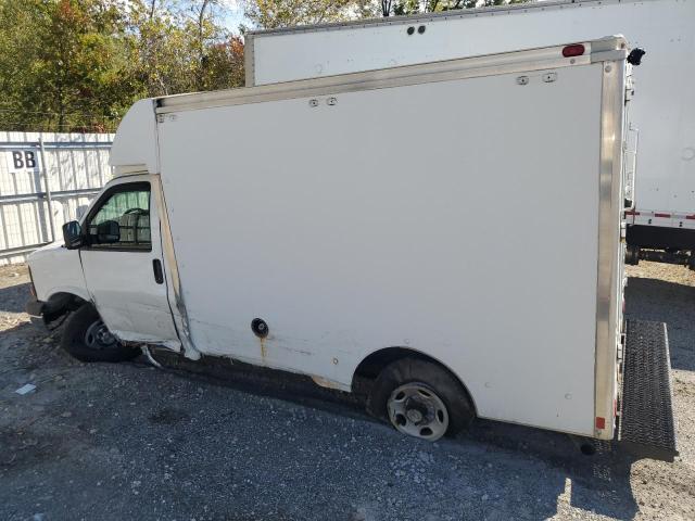 1GB3G2AG2A1107390 - 2010 CHEVROLET EXPRESS G3 WHITE photo 2