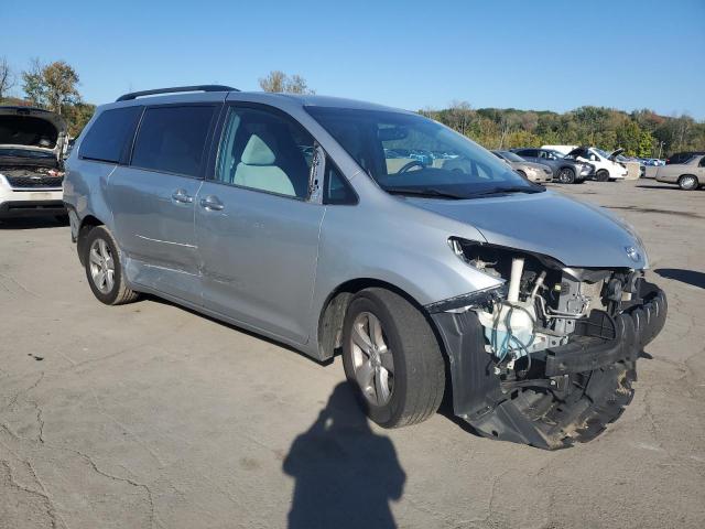 5TDKK3DC0FS676737 - 2015 TOYOTA SIENNA LE SILVER photo 4