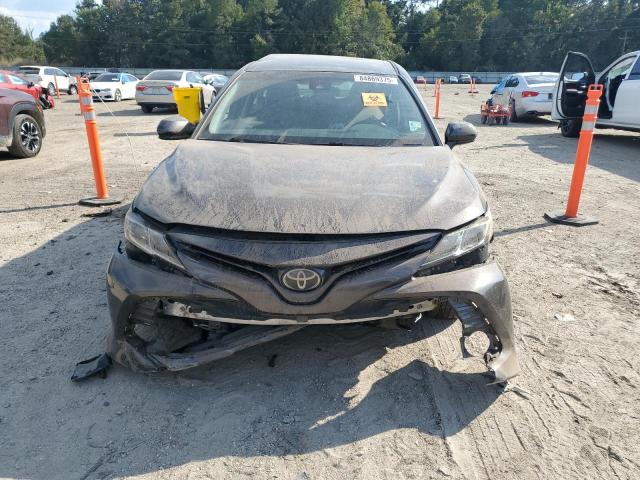 4T1B11HK1JU566921 - 2018 TOYOTA CAMRY L Grau Foto 5