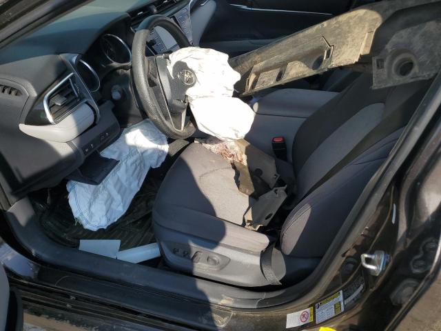 4T1B11HK1JU566921 - 2018 TOYOTA CAMRY L Grau Foto 7