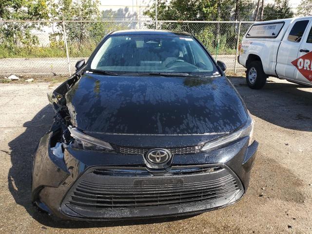 5YFB4MDE1RP122301 - 2024 TOYOTA COROLLA LE Schwarz Foto 5