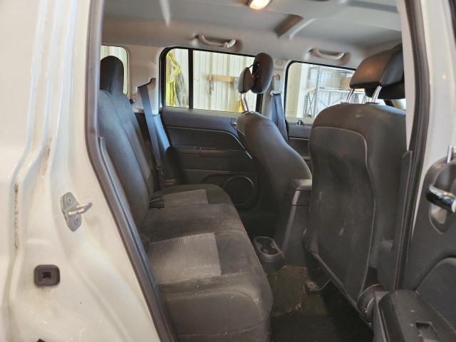 1C4NJPBA8FD409804 - 2015 JEEP PATRIOT SPORT WHITE photo 11