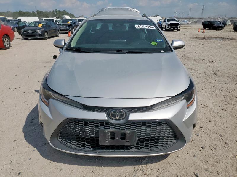 5YFEPMAE2NP299376 - 2022 TOYOTA COROLLA LE SILVER photo 5