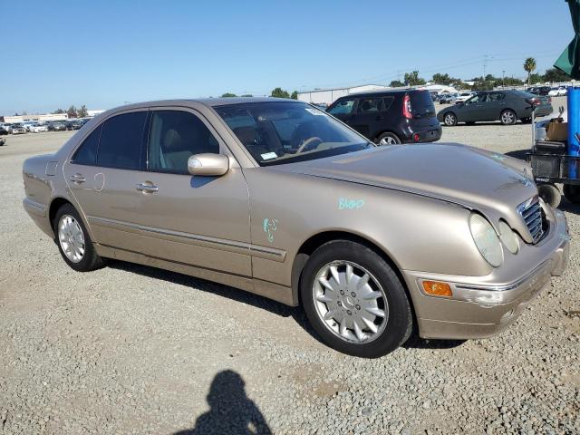 WDBJF65J41B218728 - 2001 MERCEDES-BENZ E 320 Золотий фото 4