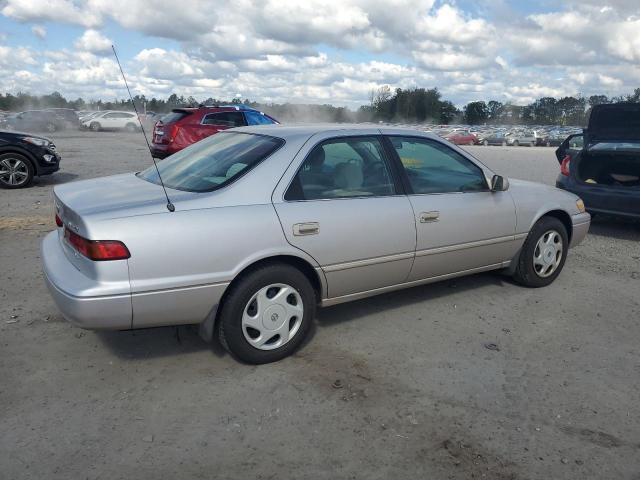 4T1BF22KXWU069518 - 1998 TOYOTA CAMRY CE SILVER photo 3