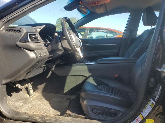 4T1B11HK2JU555605 - 2018 TOYOTA CAMRY L BLACK photo 7