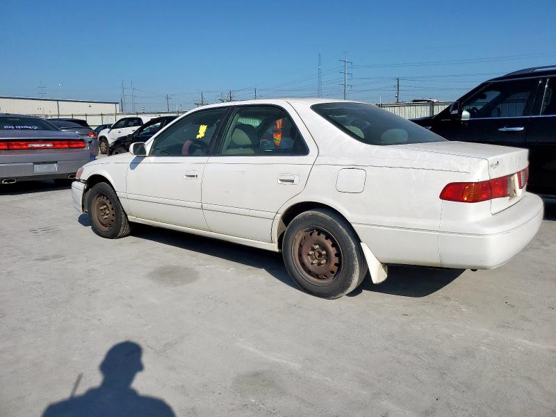 JT2BG22K810545789 - 2001 TOYOTA CAMRY CE WHITE photo 2
