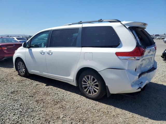5TDYK3DC8BS174661 - 2011 TOYOTA SIENNA XLE WHITE photo 2