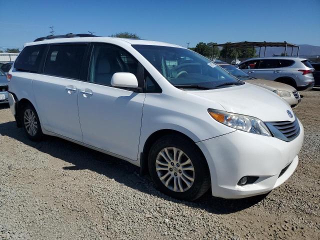 5TDYK3DC8BS174661 - 2011 TOYOTA SIENNA XLE WHITE photo 4