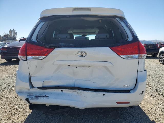 5TDYK3DC8BS174661 - 2011 TOYOTA SIENNA XLE WHITE photo 6