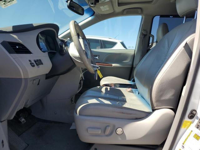 5TDYK3DC8BS174661 - 2011 TOYOTA SIENNA XLE WHITE photo 7